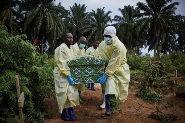 Imagen de archivo de trabajadores sanitarios preparados para enterrar a un víctima del ébola en Kivu, en la RD del Congo. EFE/EPA/HUGH KINSELLA CUNNINGHAM
