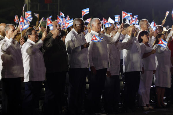 El presidente de Cuba, Miguel Diaz-Canel (c-adelante), reacciona en el acto político del 73 aniversario del frustrado asalto al Cuartel Moncada este domingo, en Pinar del Río (Cuba). Díaz-Canel, comparó al Gobierno de EE.UU. con los nazis y lo acusó de aplicar una 