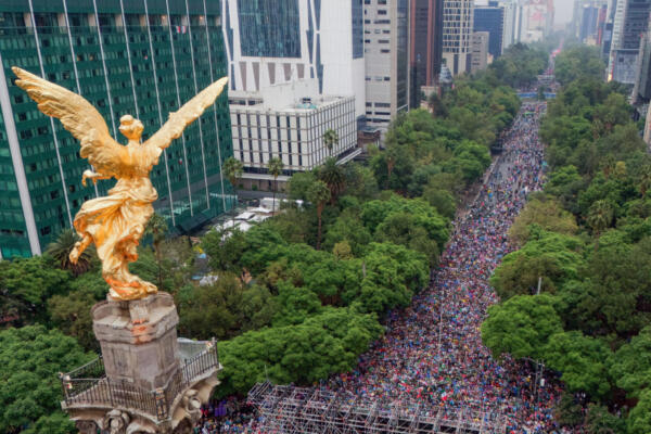 Fotografía aérea que muestra a aficionados de México previo a un partido por los octavos de final del Mundial de la FIFA 2026 entre México e Inglaterra, en el Angel de la Independencia en Ciudad de México (México). EFE/ Tomás Pérez