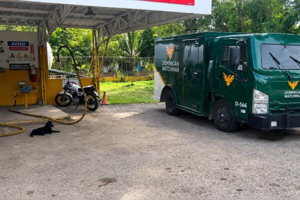 Seis encapuchados asaltan estación GLP y camión de valores en Monte Plata.