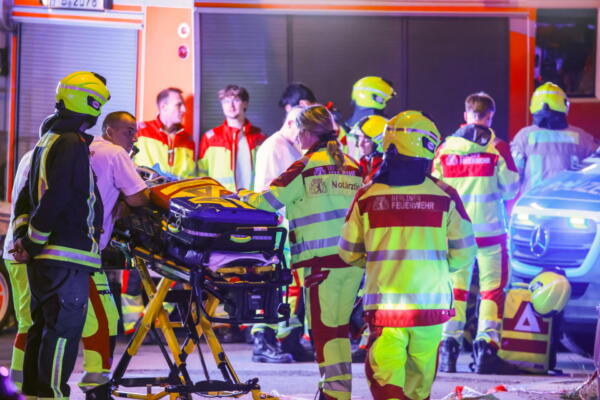 Agentes de policía y personal de seguridad trabajan cerca del lugar donde varias personas resultaron heridas durante un atropello múltiple en Berlín. EFE/Clemens Bilan