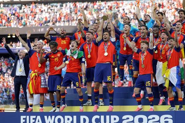 España celebra la Copa del Mundial 2026 tras vencer en la final a Argentina. EFE/EPA/CHRISTOPHER NEUNDORF