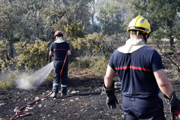 Los bomberos tratan de extinguir el fuego en Pontevés, sur de Francia, ayer. EFE/EPA/SEBASTIEN NOGIER