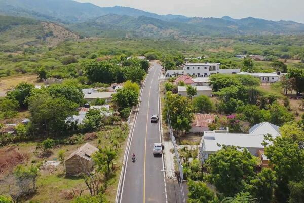 La nueva carretera Palo Verde–Laguna Verde, en Montecristi / Foto: Dirección de Prensa del Presidente