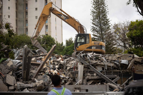 Fotografía de maquinaria pesada retirando este jueves escombros de un edificio afectado por el doble terremoto en Caracas (Venezuela). EFE/ Ronald Peña R