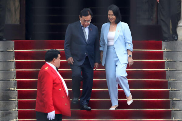 La presidenta electa de Perú, Keiko Fujimori (d), camina junto al presidente interino, José María Balcázar, en el Palacio de Gobierno en Lima (Perú). EFE/ Paolo Aguilar
