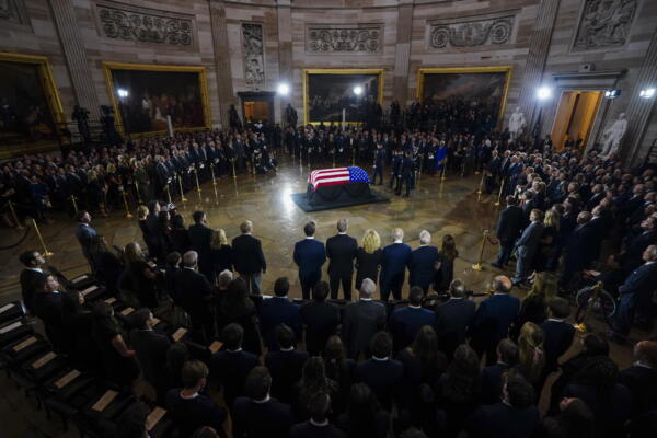 Homenaje al fallecido senador estadounidense Lindsey Graham en el Capitolio en Washington (EE.UU.). EFE/EPA/NATHAN HOWARD / POOL