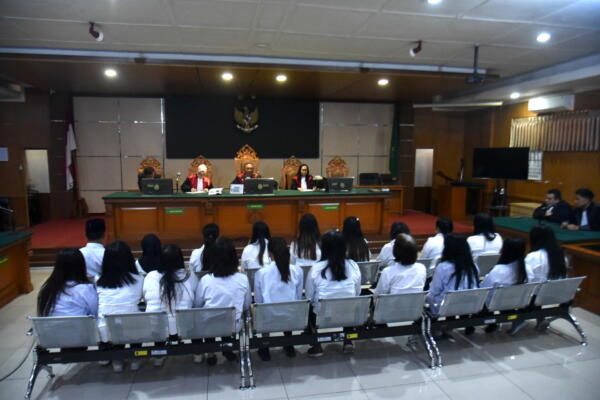 BANDUNG (Indonesia), 21/07/2026.- Miembros de una red de tráfico de bebés permanecen sentadas en la sala del tribunal durante su juicio en Bandung, Java Occidental, Indonesia, el 21 de julio de 2026. 
EFE/EPA/DIMAS R