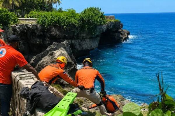 Defensa Civil busca a persona que cayó al mar Caribe en la avenida España