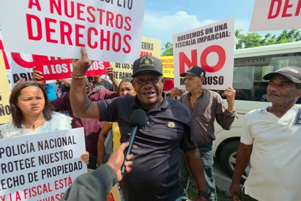 Al salir del estrado judicial, los  abogados  Fabián Mercedes, Juan Pedro Guillandeaux y Vinicio de Peña, valoraron  la decisión del tribunal como una actuación sumamente objetiva. Foto:  Fuente externa  