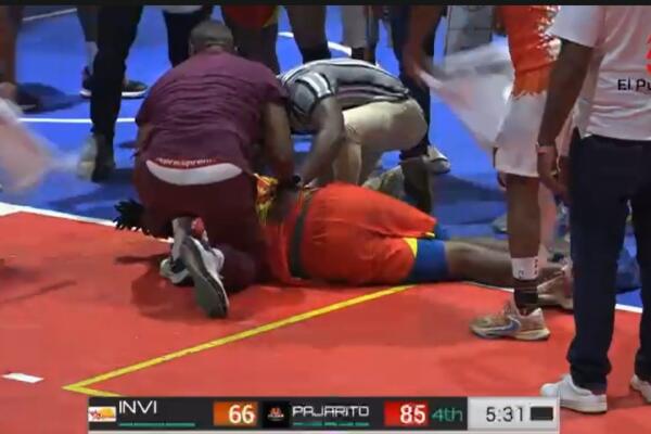 Tragedia enluta el deporte: joven basquetbolista muere tras desplomarse en pleno partido en Villa Altagracia