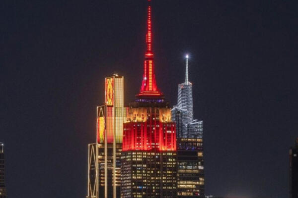 La bandera de España recubre los edificios más emblemáticos de Nueva York