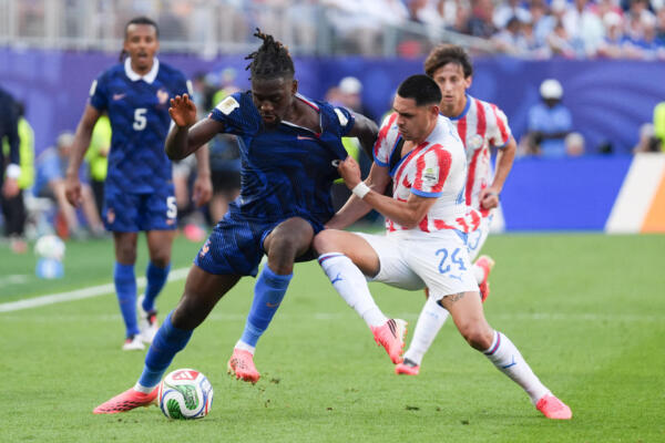 Gustavo Caballero (2d), de Paraguay, disputa un balón con Manu Koné, de Francia, en un partido por los octavos de final del Mundial 2026 entre Paraguay y Francia en el estadio de Filadelfia (Estados Unidos). EFE/ Angel Colmenares