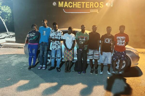 Los detenidos fueron interceptados en dos vehículos y una motocicleta mientras trasladaban a 28 nacionales haitianos en condición migratoria irregular. Foto: Fuente externa 