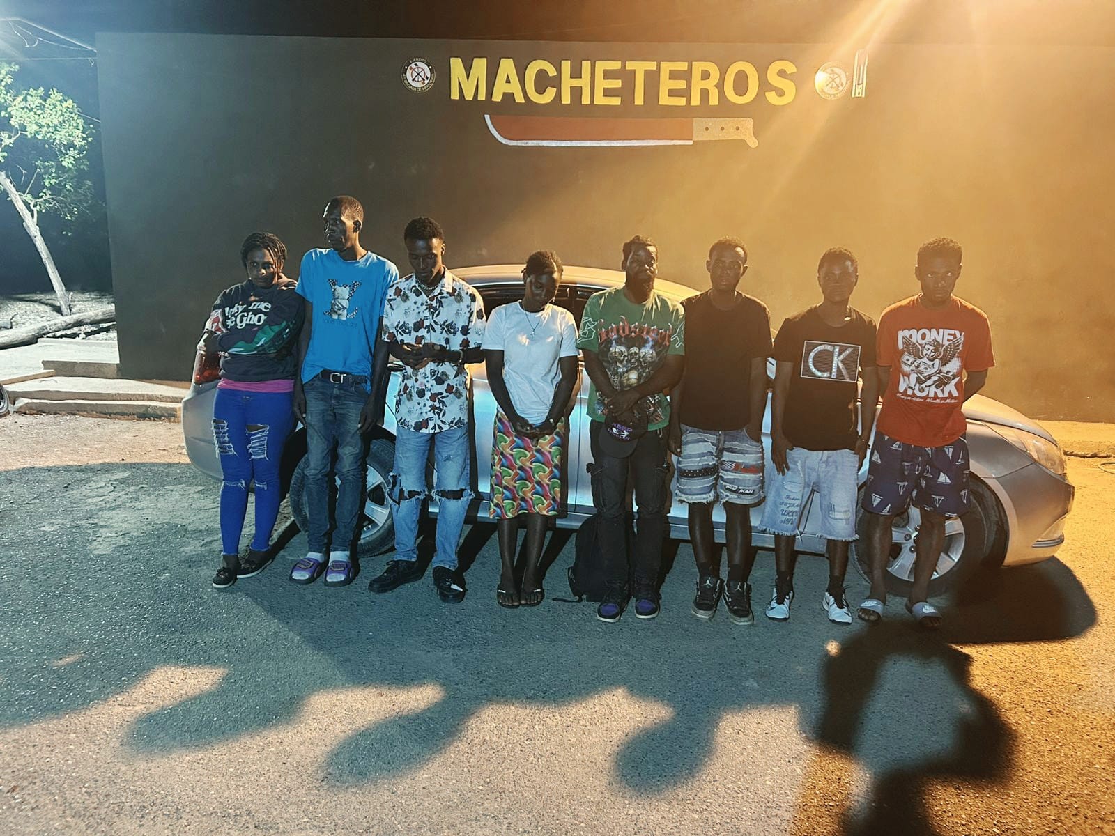 Los detenidos fueron interceptados en dos vehículos y una motocicleta mientras trasladaban a 28 nacionales haitianos en condición migratoria irregular.