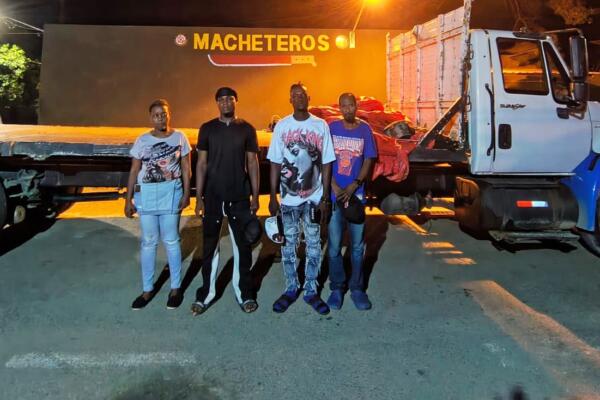 Los extranjeros eran trasladados ocultos en la cabina y bajo una lona en la parte trasera del vehículo para evadir los controles militares. Foto: Fuente externa 