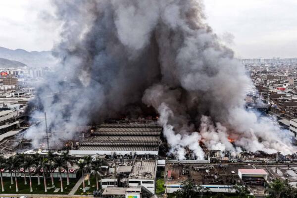 Fotografía aérea cedida por la Agencia Andina que muestra un incendio de grandes proporciones que se registra desde la madrugada de en Lima (Perú). EFE/ Juan Carlos Guzmán