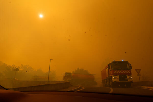 El incendio forestal que se declaró en un macizo a una treintena de kilómetros al oeste de la ciudad de Perpiñán (Francia), y que ante su progresión condujo el domingo a la evacuación de más de 10.000 personas, ha quemado hasta este lunes por la mañana 4.600 hectáreas y sigue avanzando. 