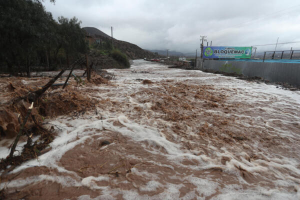 Fotografía que muestra una calle afectada por el desborde de la quebrada Los Loros este lunes, en Puente Zorrilla en La Serena (Chile). EFE/ Hernán Contreras