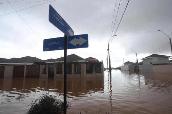 Fotografía que muestra calles inundadas por el desborde del Canal Bellavista, este lunes en el barrio Mirador de Hacienda, en La Serena (Chile). EFE/ Hernán Contreras