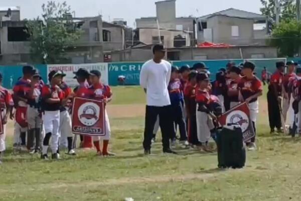 Jóvenes de Los Alcarrizos aprovechan vacaciones escolares para practicar béisbol