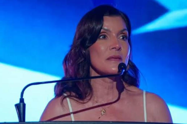 Leah F. Campos durante discurso por el 250 aniversario de la independencia estadounidense.
