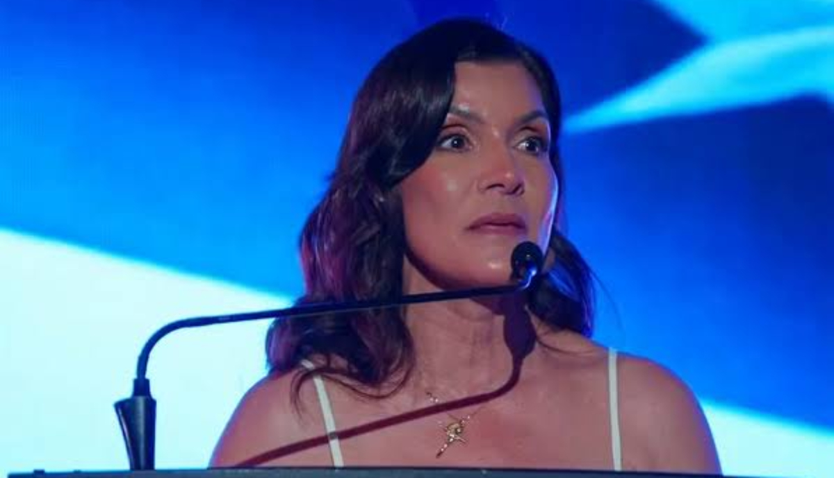 Leah F. Campos durante discurso por el 250 aniversario de la independencia estadounidense.