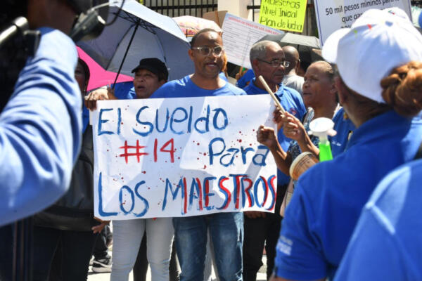 Colectivo educativo protesta en demanda de reivindicaciones