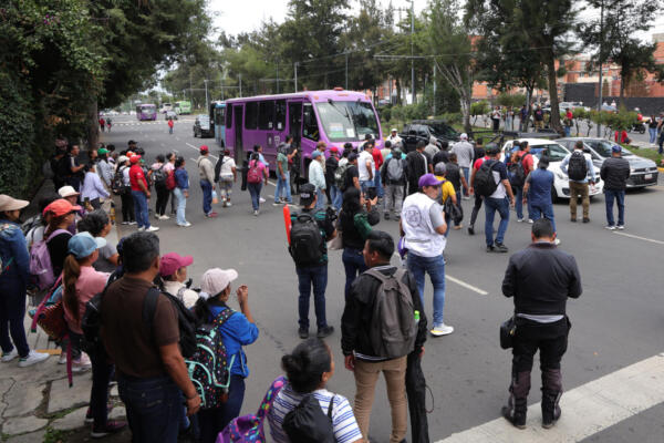 Personas bloquean una avenida durante una manifestación en Ciudad de México (México). Imagen de archivo. EFE/ Madla Hartz