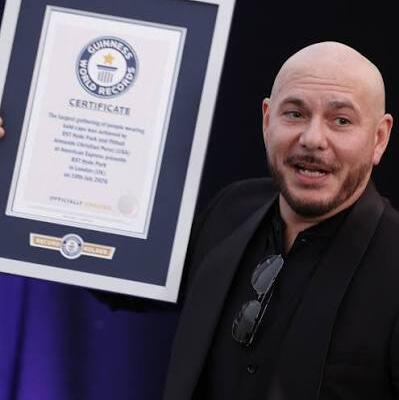 Cantante Pitbull, bate Récords Guinness al reunir a 22.141 aficionados con calvas postizas