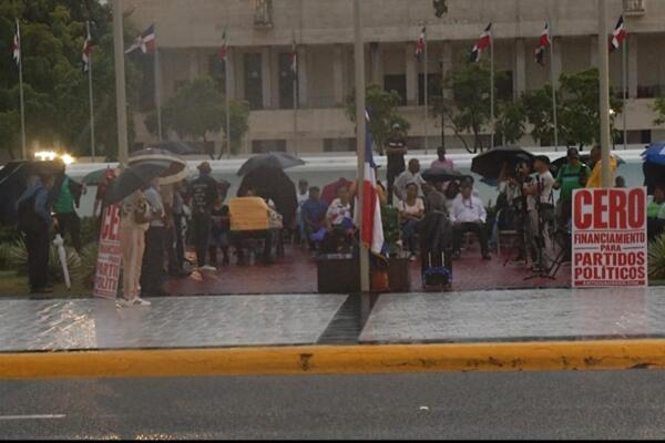 Por décimo tercer día, antigua orden dominicana protesta en rechazo a “ley mordaza”
