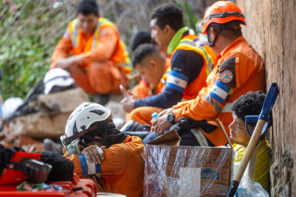 Fotografía de archivo de rescatistas de El Salvador que descansan en medio de las labores de búsqueda de sobrevivientes a los terremotos. EFE/ Miguel Gutiérrez
