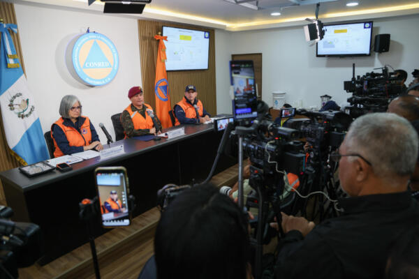 La secretaria de la Coordinadora Nacional para la Reducción de Desastres (Conred), Claudinne Ogaldes, el viceministro de Política de Defensa y Planificación de Guatemala, Moisés López (c), y el director del Instituto Nacional de Sismología, Vulcanología, Meteorología e Hidrología (Insivumeh), Edwin Rojas, asisten a una rueda de prensa, en Ciudad de Guatemala (Guatemala). EFE/ Mariano Macz