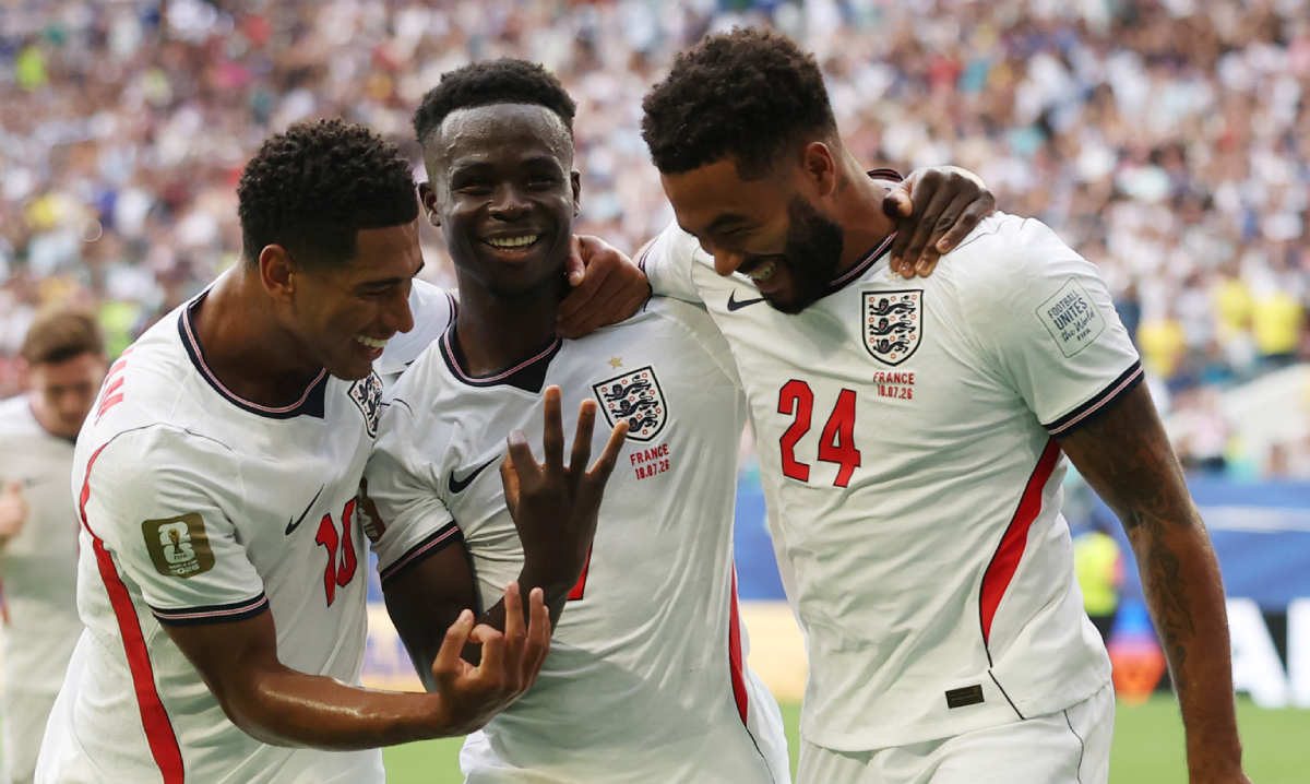 Hat-trick asegurado para Bukayo Saka (en el centro)