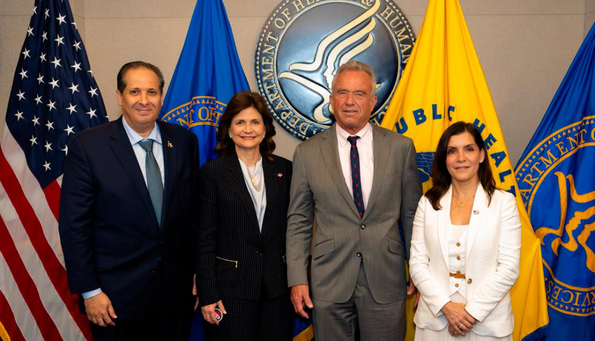 De izq. a der: el ministro Víctor Atallah, la vicepresidenta Raquel Peña, el secretario de salud de EEUU, Robert Kennedy Jr. y la embajadora de EEUU en RD, Leah Campos