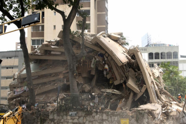 Un edificio derrumbado en Los Palos Grandes, Caracas, Venezuela, el jueves 25 de junio de 2026