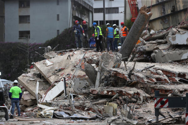 Integrantes de cuerpos de rescate realizan operaciones de búsqueda en edificaciones afectadas este miércoles, en Caracas (Venezuela). EFE/ Raúl Martínez
