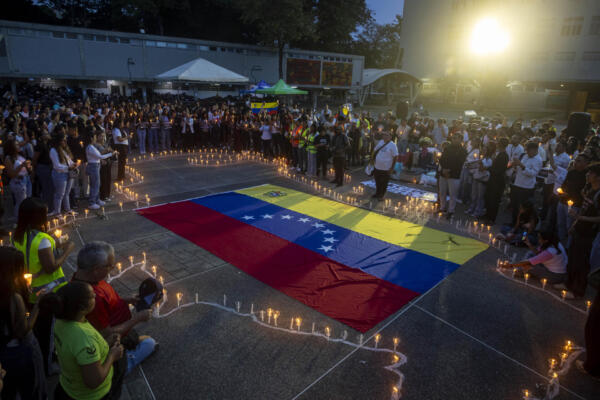 Un grupo de personas participa en una vigilia en honor las victimas de los terremotos en Caracas (Venezuela). EFE/ Miguel Gutiérrez