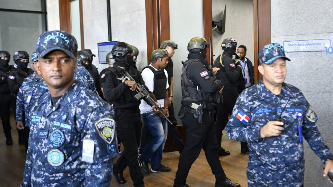 Imputados en el caso Oro Duro durante un traslado a la sala de audiencias este miércoles / Félix de la Cruz.