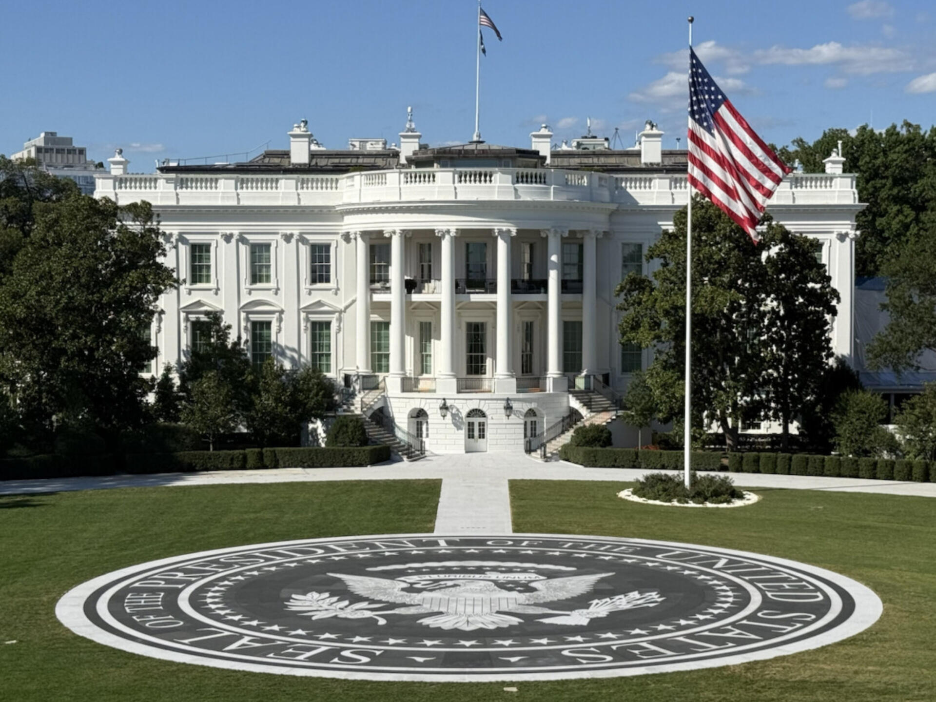 Trump construye helipuerto de granito en la Casa Blanca