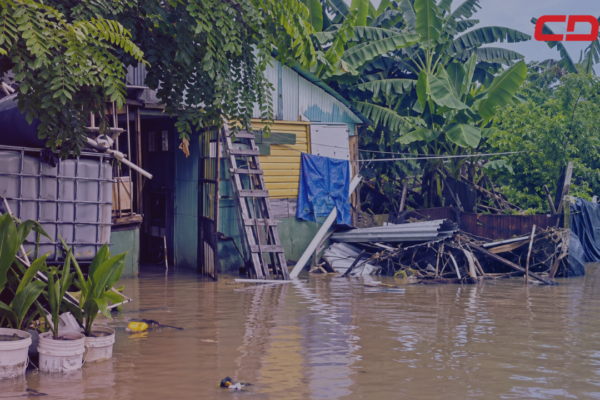 Residentes de Palmarejo Villa Linda reportan inundaciones por el desbordamiento del río Lebrón.