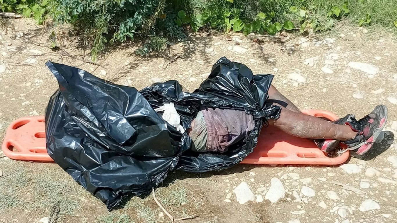 El cadáver, lo hallaron tirado en unos matorrales, a orillas de un canijo vecinal que conduce hacia un predio agrícola.