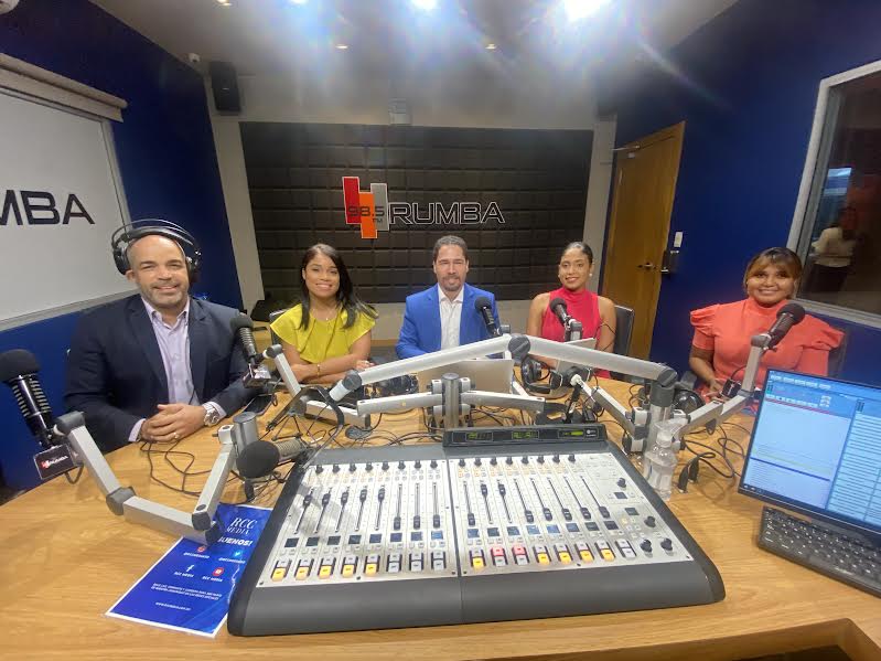 Impecable Radio es conducido por un equipo de expertos en distintas áreas del saber, liderado por Rivera y compuesto por Lorenny Feliz, Emmanuel Peña, Nataly Gómez, Anilza Reina y Norma Contreras,