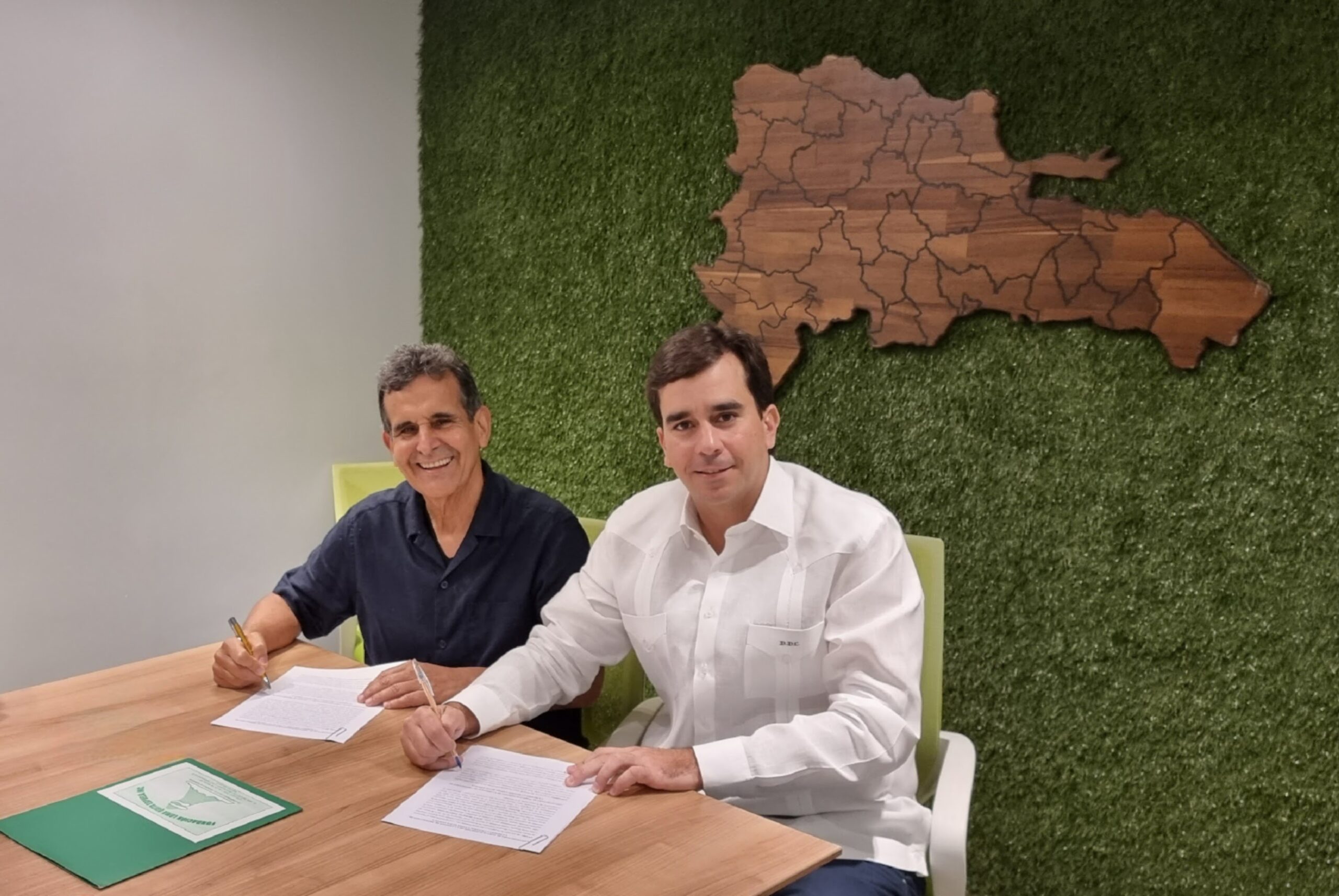 Jesús Moreno Portalatín, presidente de la Fundación Loma Quita Espuela, y Daniel Dalet Casals, durante la firma del convenio.