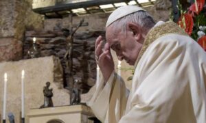 La misa del Corpus Christi ha sido cancelada ante la imposibilidad del papa Francisco de celebrarla por dolor de rodilla
