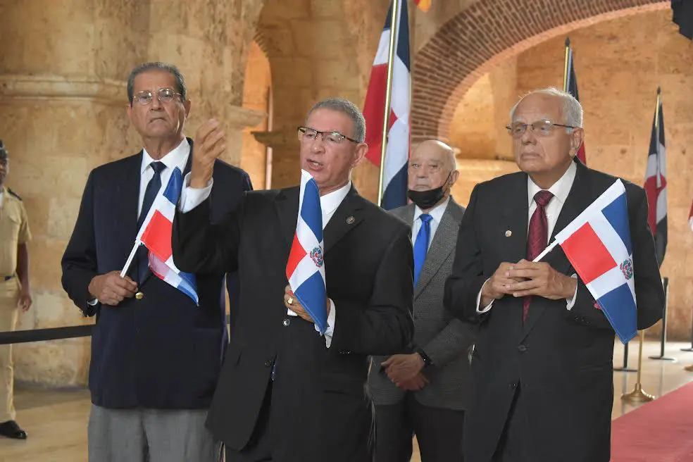 El presidente del Instituto Duartiano, Wilson Gómez Ramírez, se dirige a los presentes, se observan, Julio Manuel Rodríguez Grullón, vicepresidente y Jacinto Pichardo, secretario general.