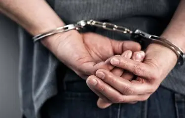 Policía hiere y apresa hombre al resistirse a arresto y sacar arma de fuego