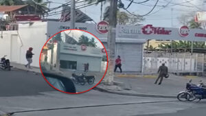 VIDEO: Policía sorprende delincuentes asaltando una farmacia en la Charles de Gaulle