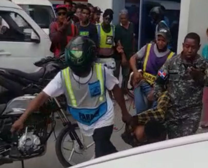 Entrega a la Policía hombre por agredir mujer en Manoguayabo