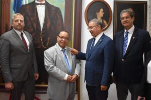 Los presidentes del Instituto Duartiano y de la filial duartiana en Newark, New Jersey, Wilson Gómez Ramírez y Santiago Paniagua, respectivamente, en la Casa de Duarte. Le acompañan, Jacinto Pichardo y Thomas Wells.